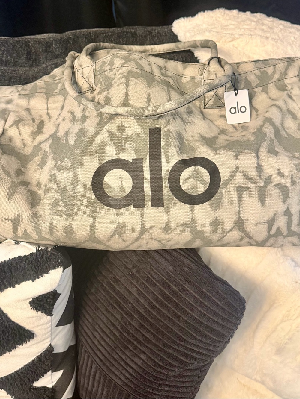 ALO Yoga Grey Tie-Dye Tote Bag - Picture 12 of 16